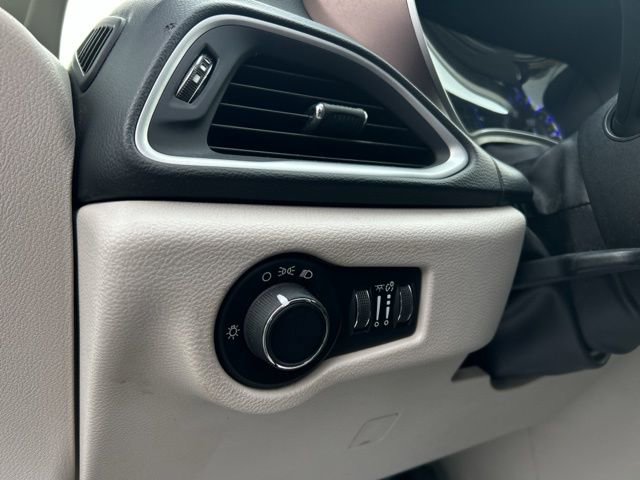 Used 2017 Chrysler Pacifica LX image 32