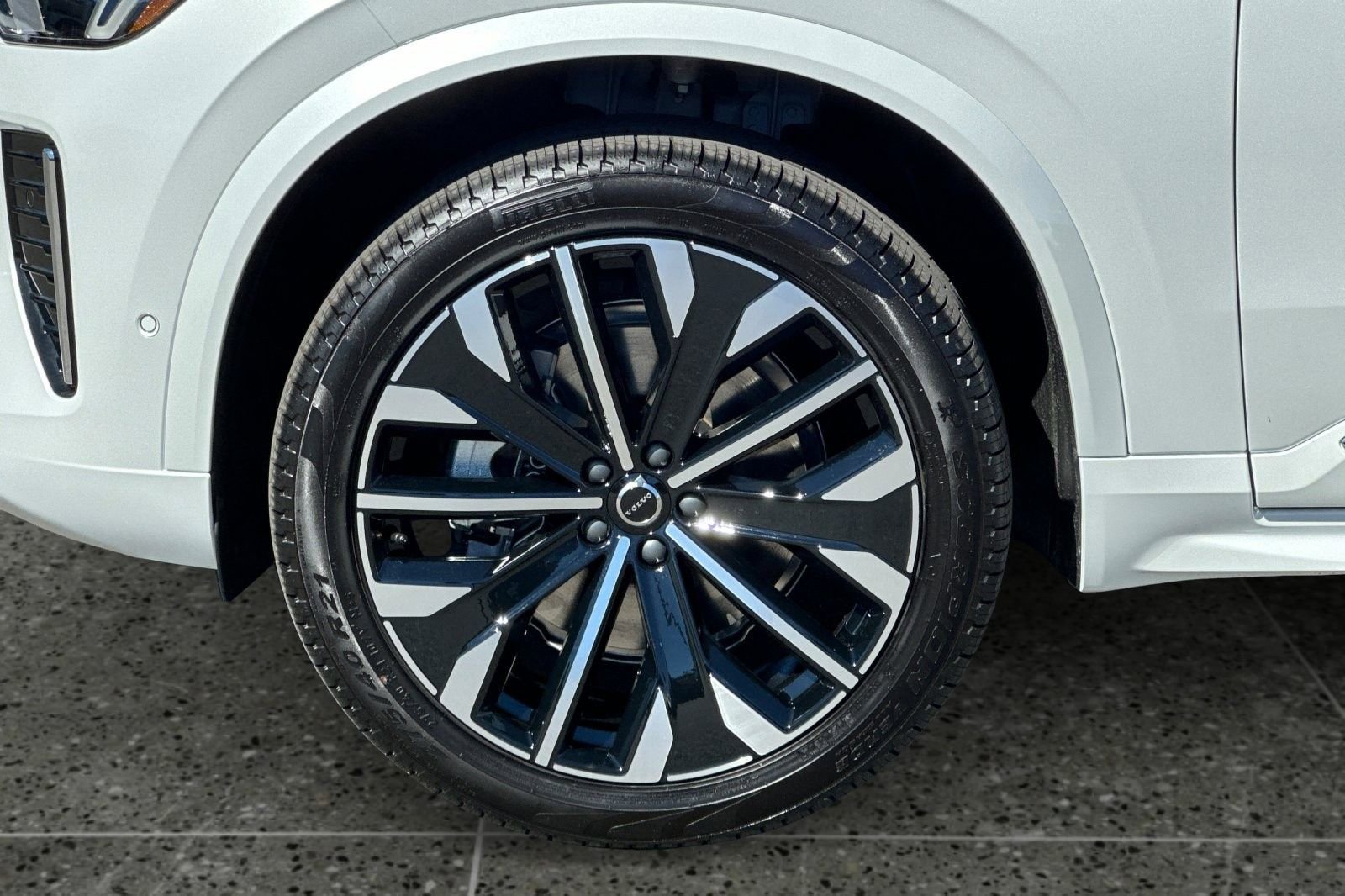 New 2026 Volvo XC90 B6 Plus w/ Protection Package Premier image 11