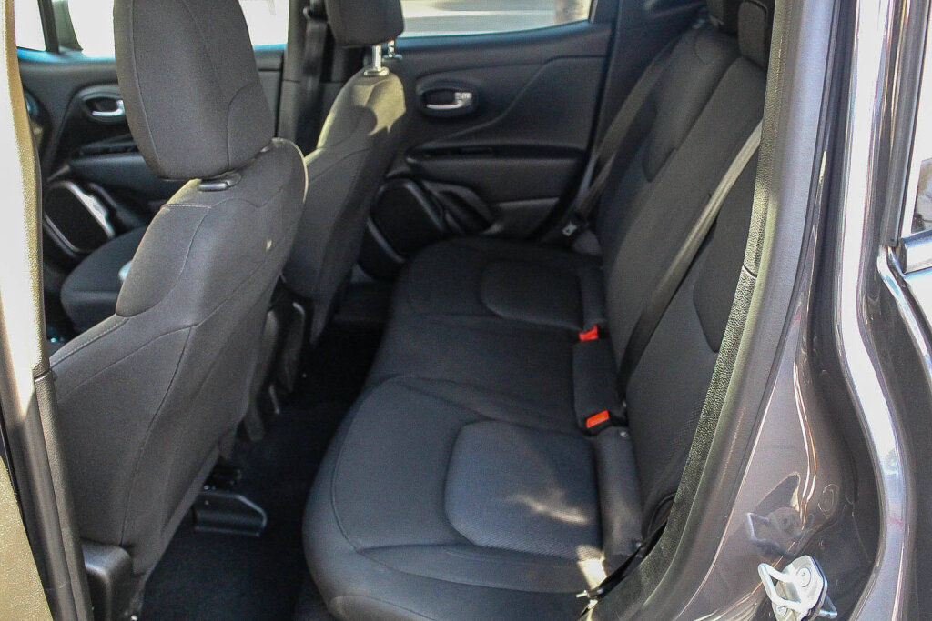 Used 2023 Jeep Renegade Latitude AWD/4WD image 9