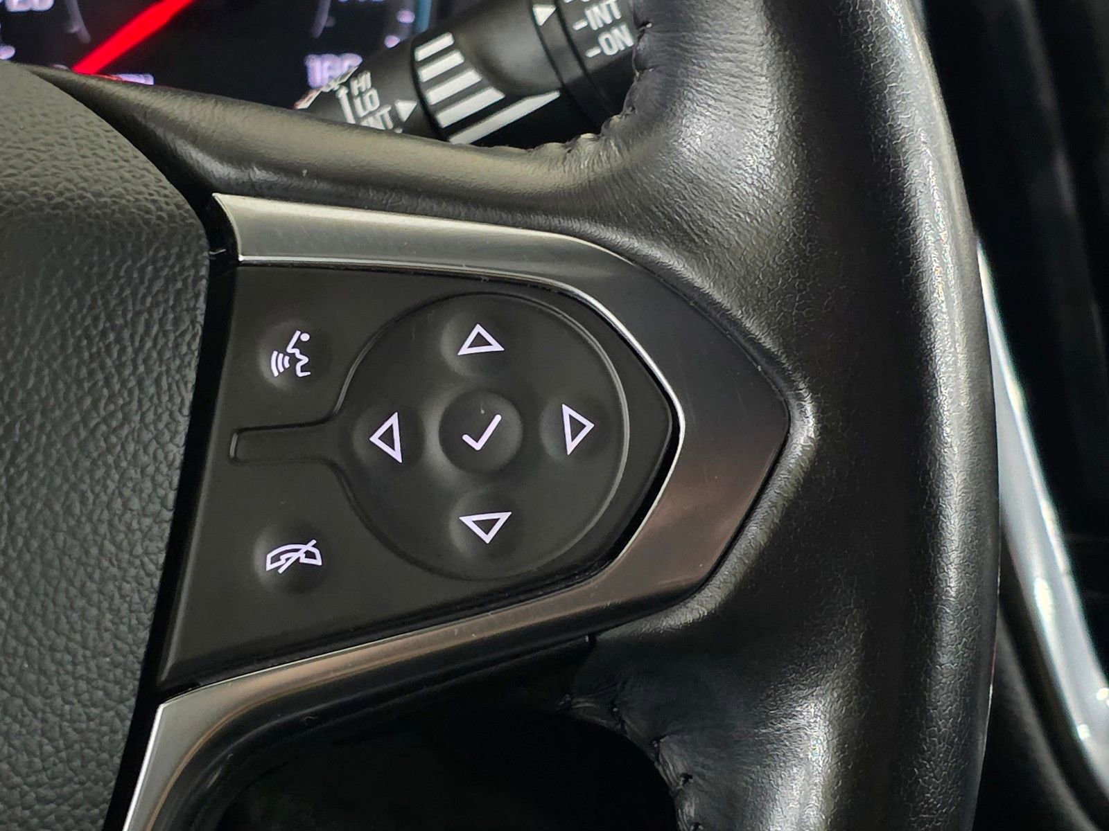 Used 2022 Chevrolet Traverse LT image 32