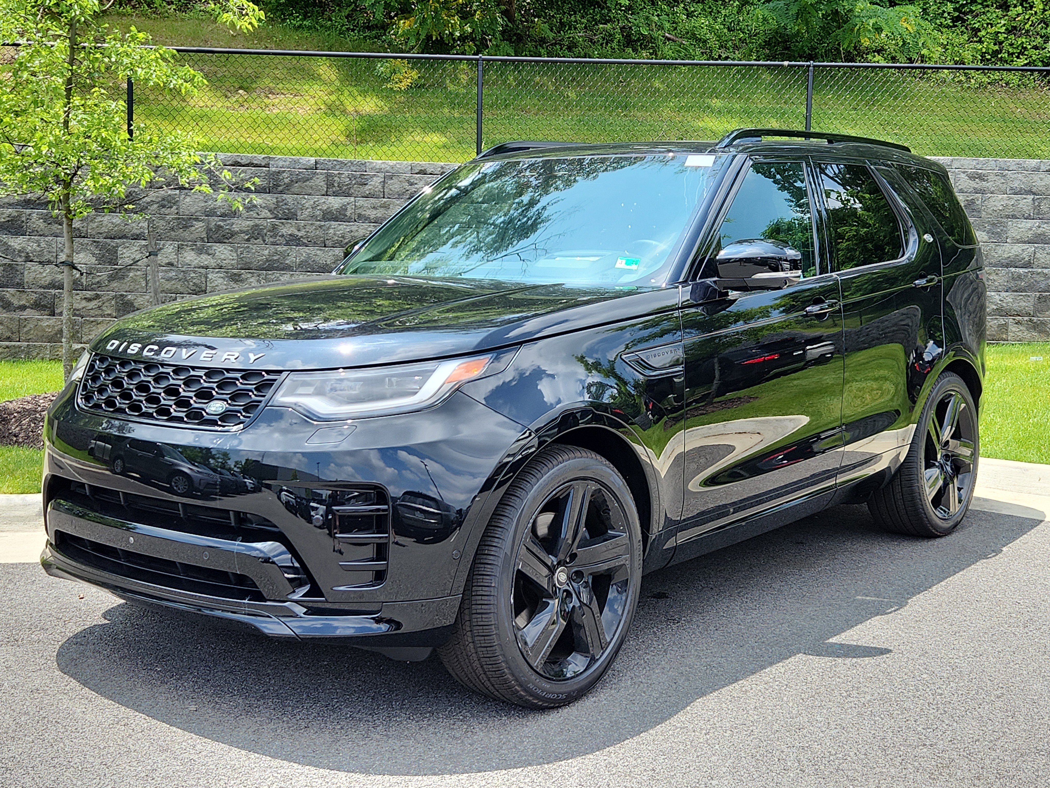 New 2024 Land Rover Discovery Dynamic SE