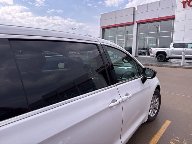 Used 2024 Chrysler Pacifica Touring-L image 12