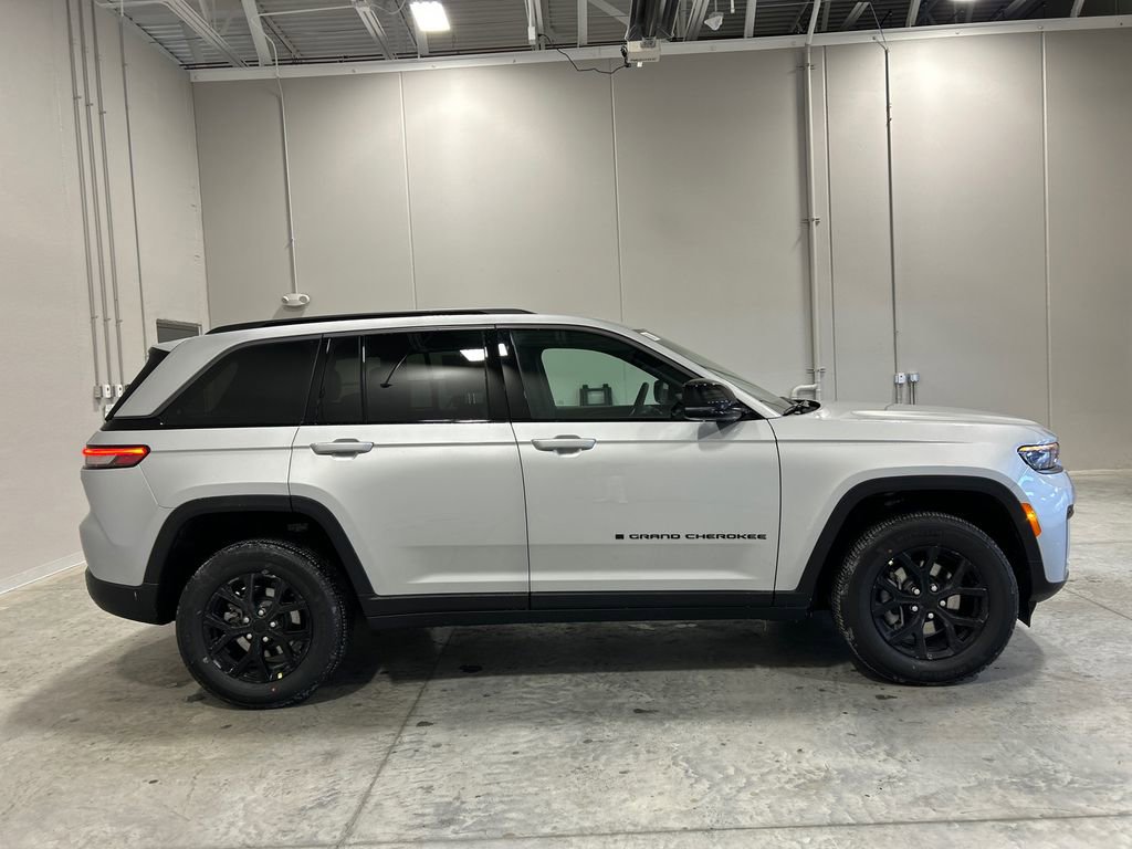 New 2026 Jeep Grand Cherokee Altitude image 5