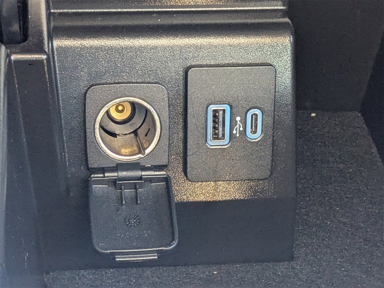 Used 2022 Ford Explorer XLT w/ Equipment Group 202A image 25