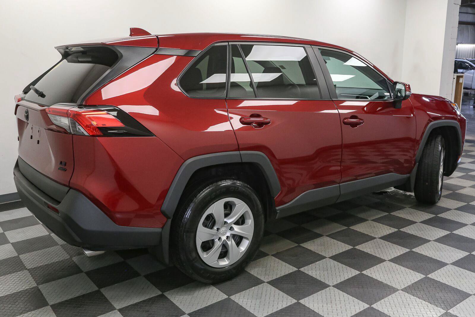 Certified 2022 Toyota RAV4 LE AWD/4WD image 9