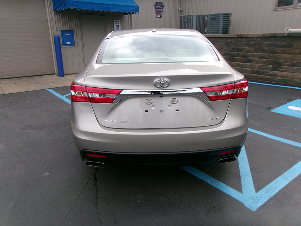 Used 2015 Toyota Avalon XLE w/ Preferred Accessory Package FWD image 4