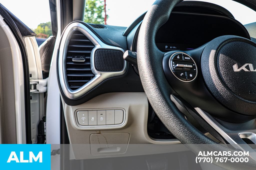 Used 2025 Kia Soul LX w/ LX Technology Package FWD image 24