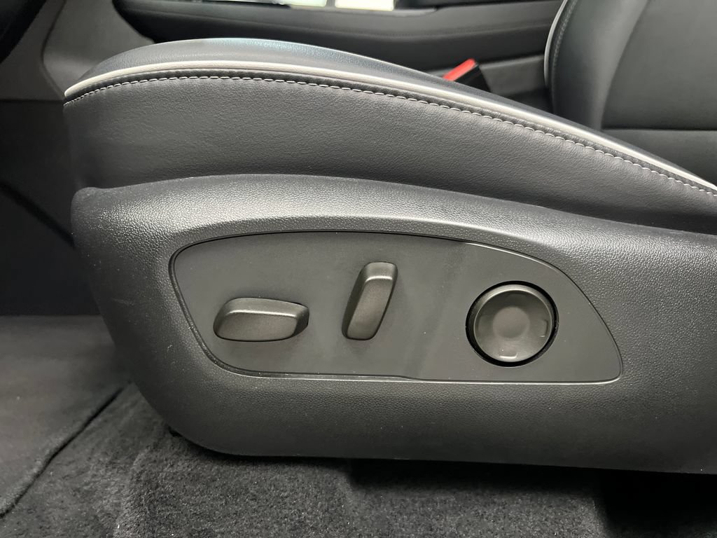 Used 2025 Buick Enclave Preferred AWD/4WD image 13