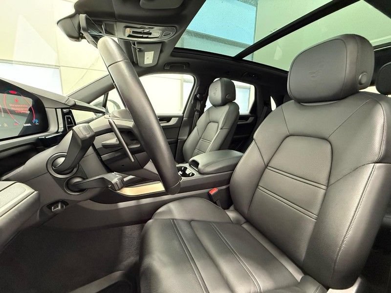 Certified 2025 Porsche Cayenne AWD/4WD image 5
