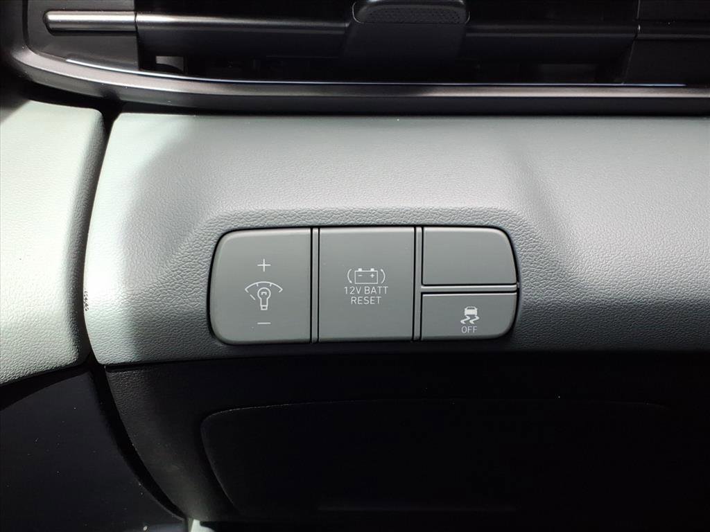 Certified 2025 Hyundai Elantra Limited image 24