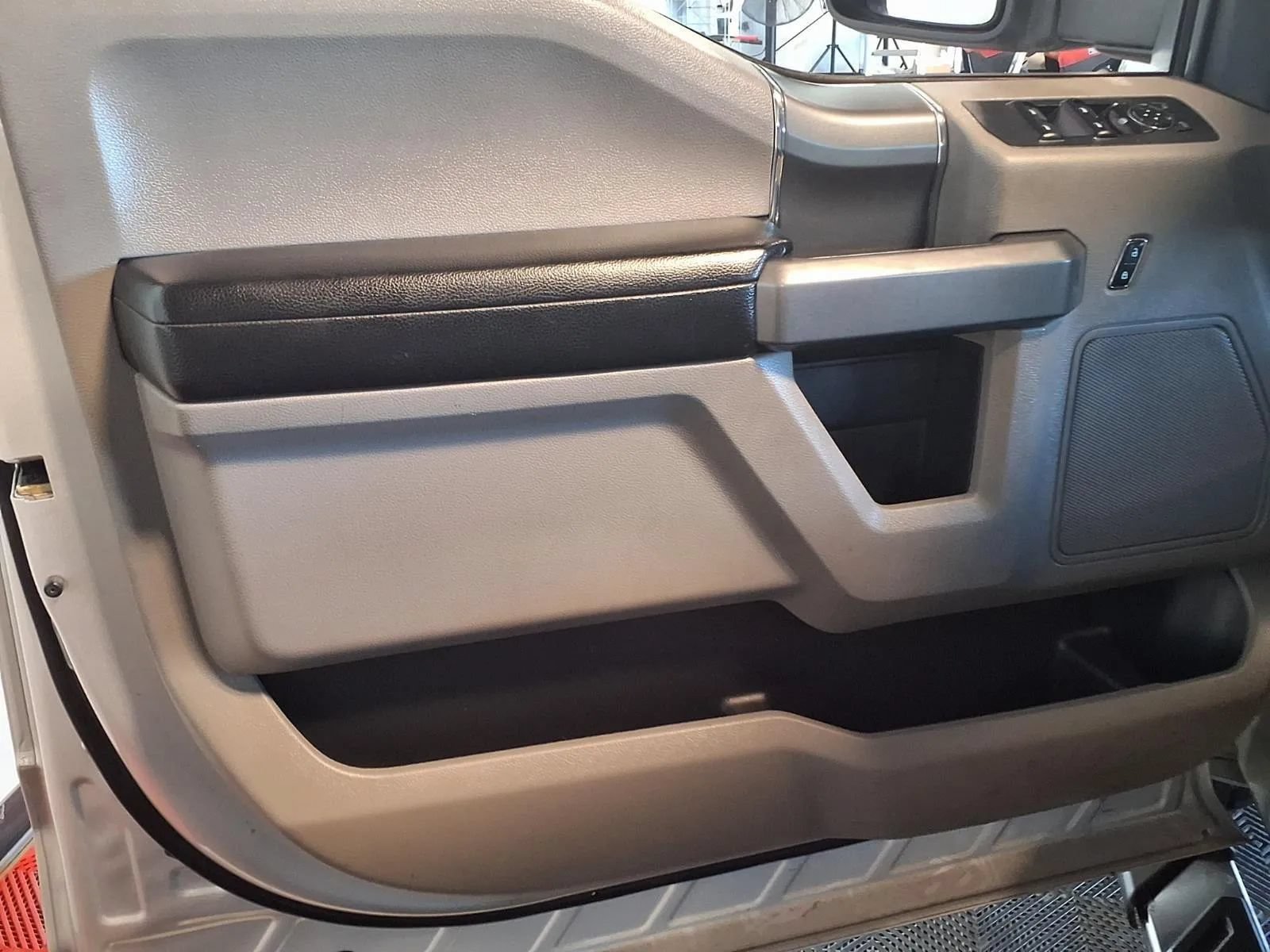 Used 2015 Ford F150 XLT w/ Equipment Group 301A Mid AWD/4WD image 18
