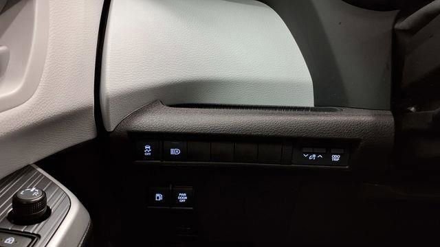 Used 2025 Toyota Sienna XLE image 32