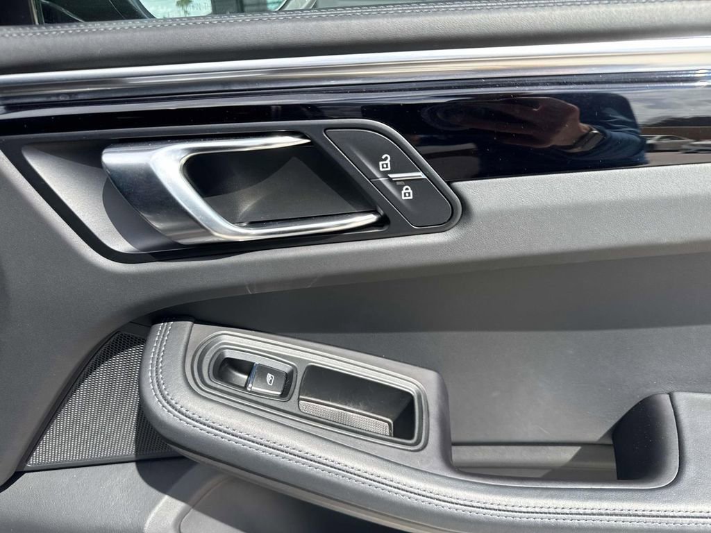 Used 2023 Porsche Macan Turbo image 19