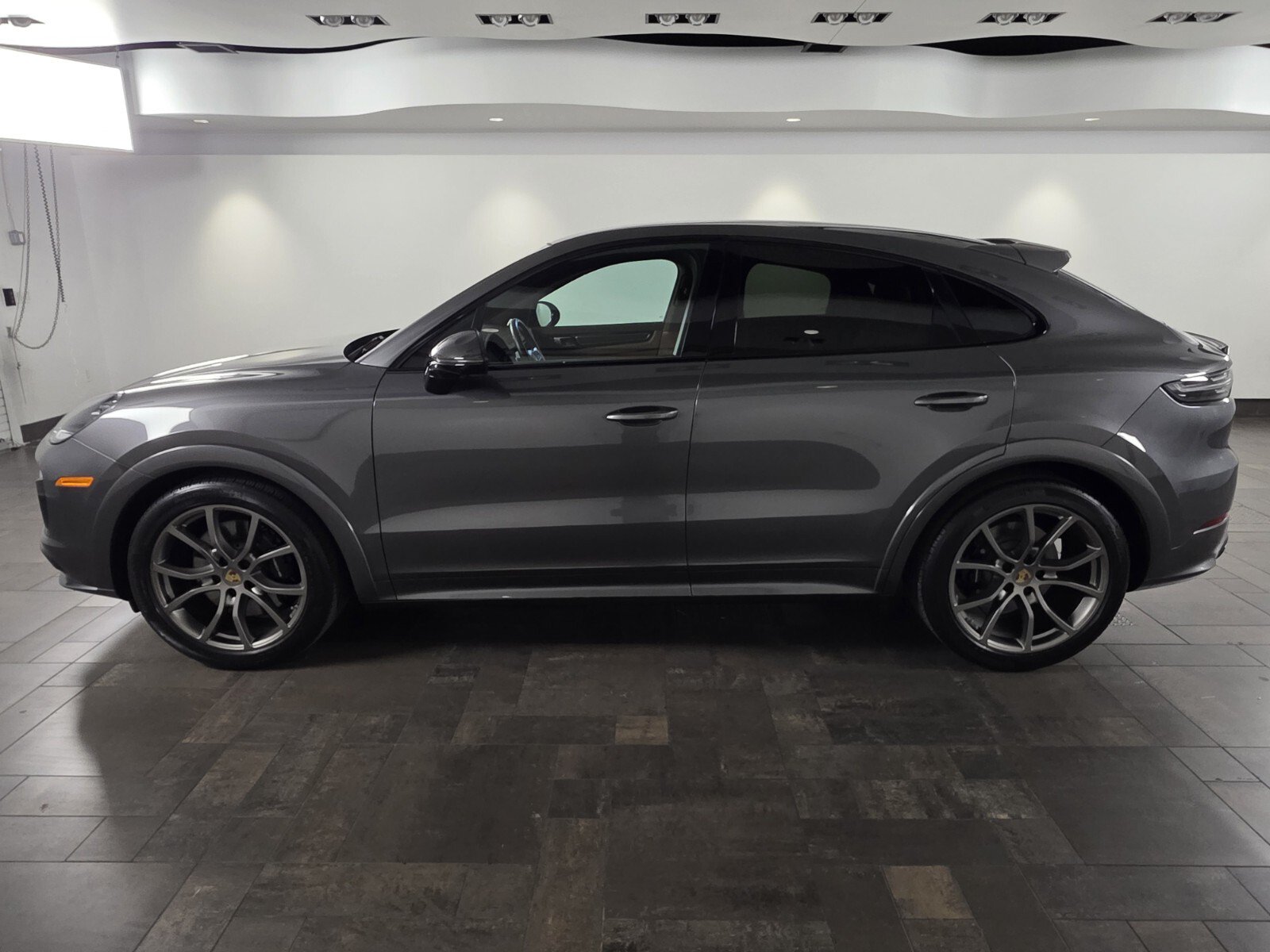 Used 2023 Porsche Cayenne GTS AWD/4WD image 3