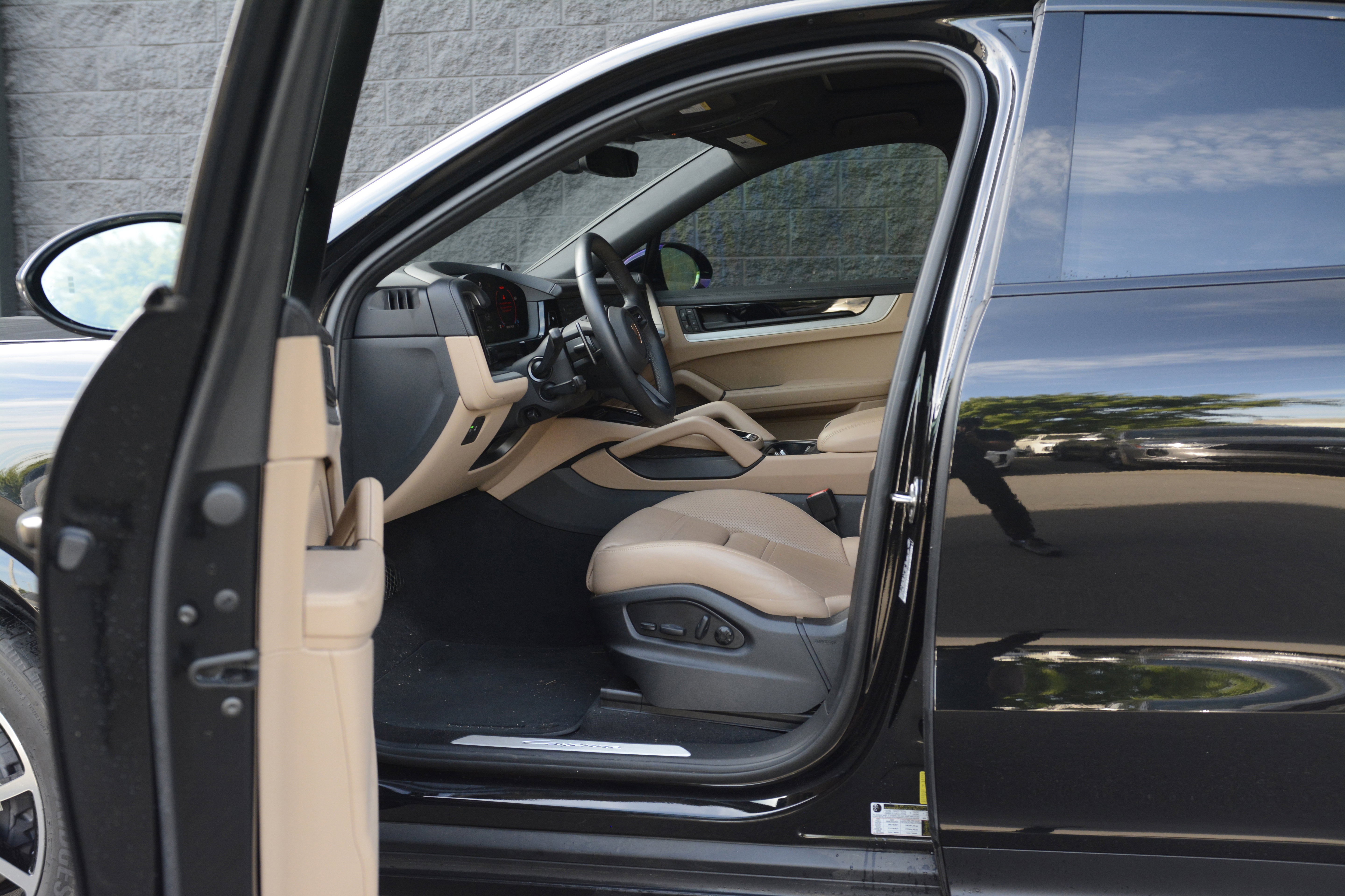 Certified 2025 Porsche Cayenne Coupe image 15