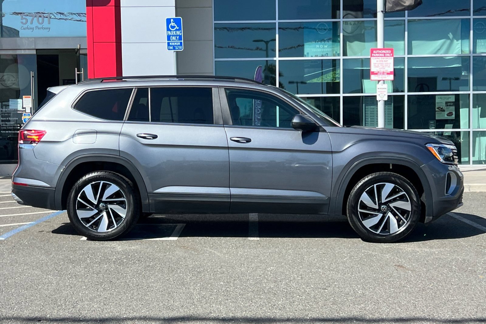Used 2024 Volkswagen Atlas SE FWD image 3