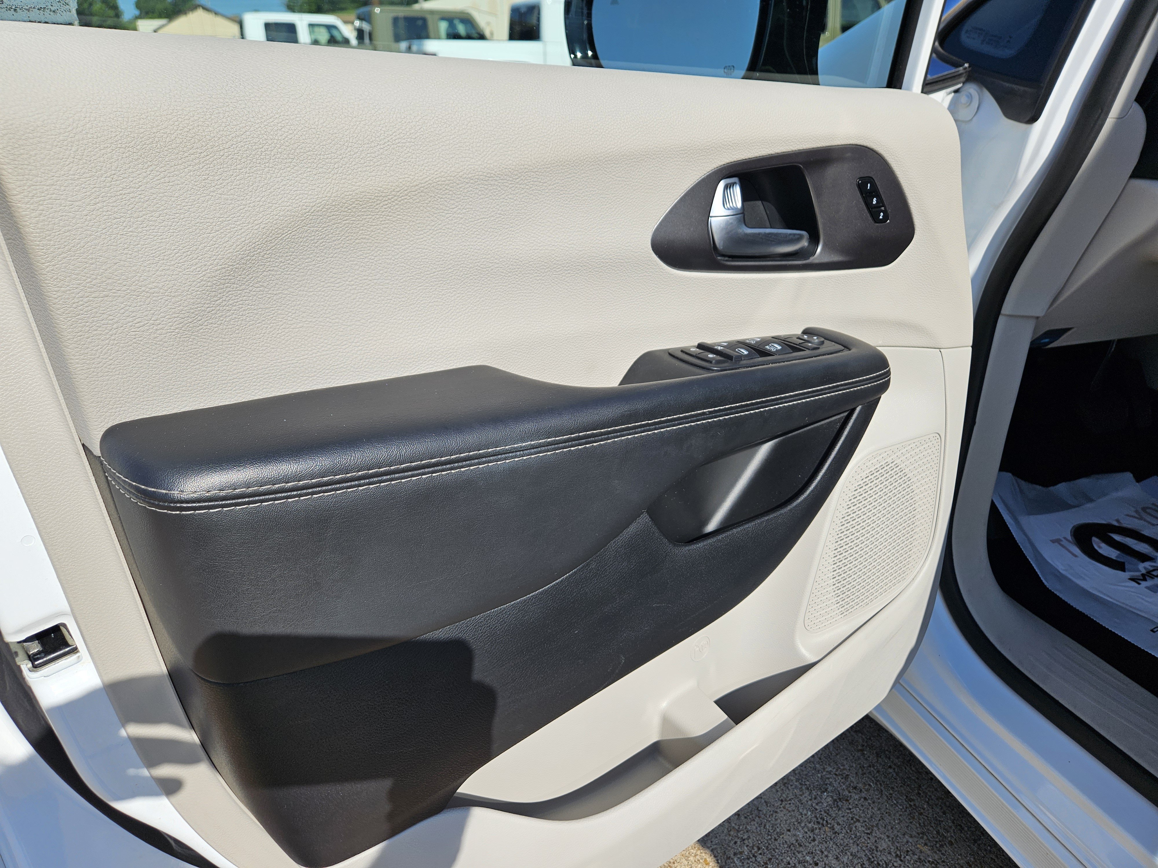 Used 2024 Chrysler Pacifica Touring-L FWD image 11