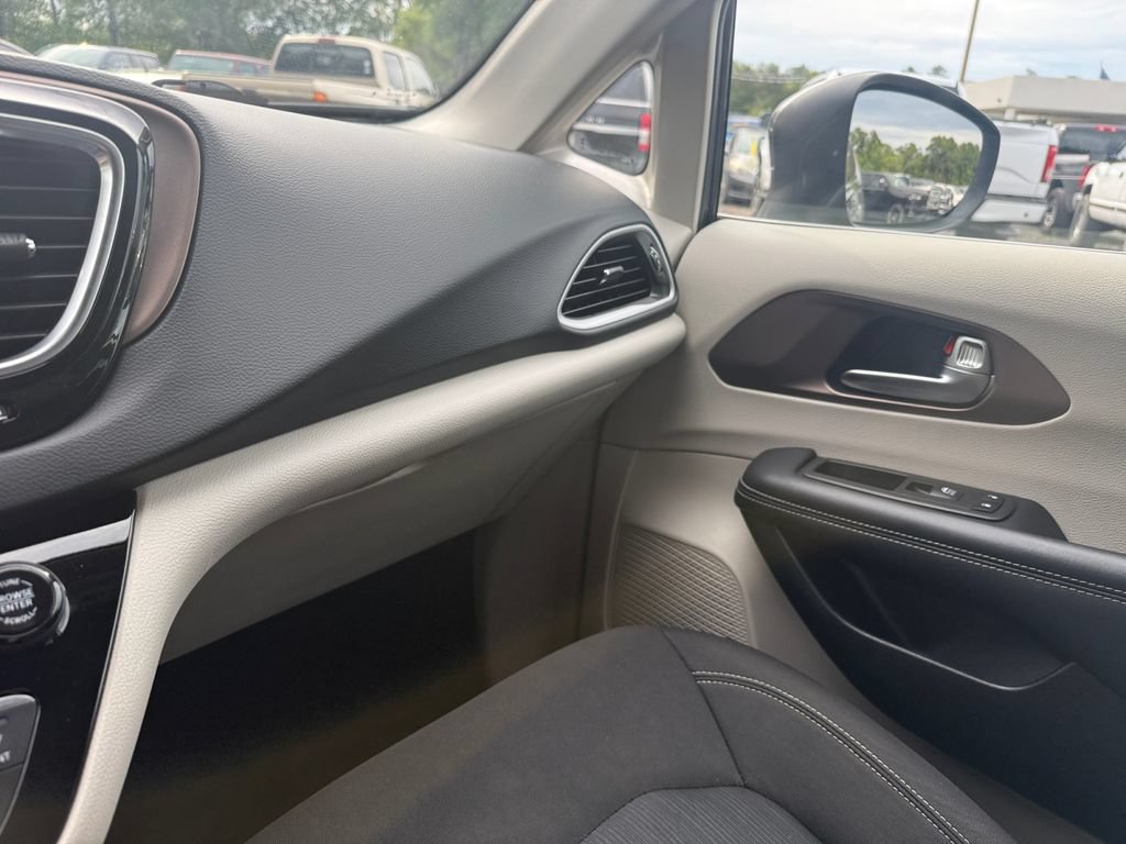 Used 2023 Chrysler Voyager LX FWD image 24