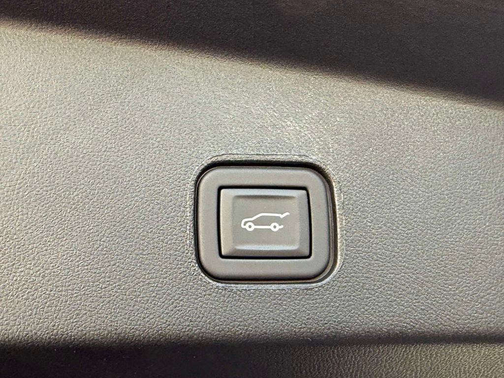 Used 2025 Cadillac Lyriq Luxury AWD/4WD image 18