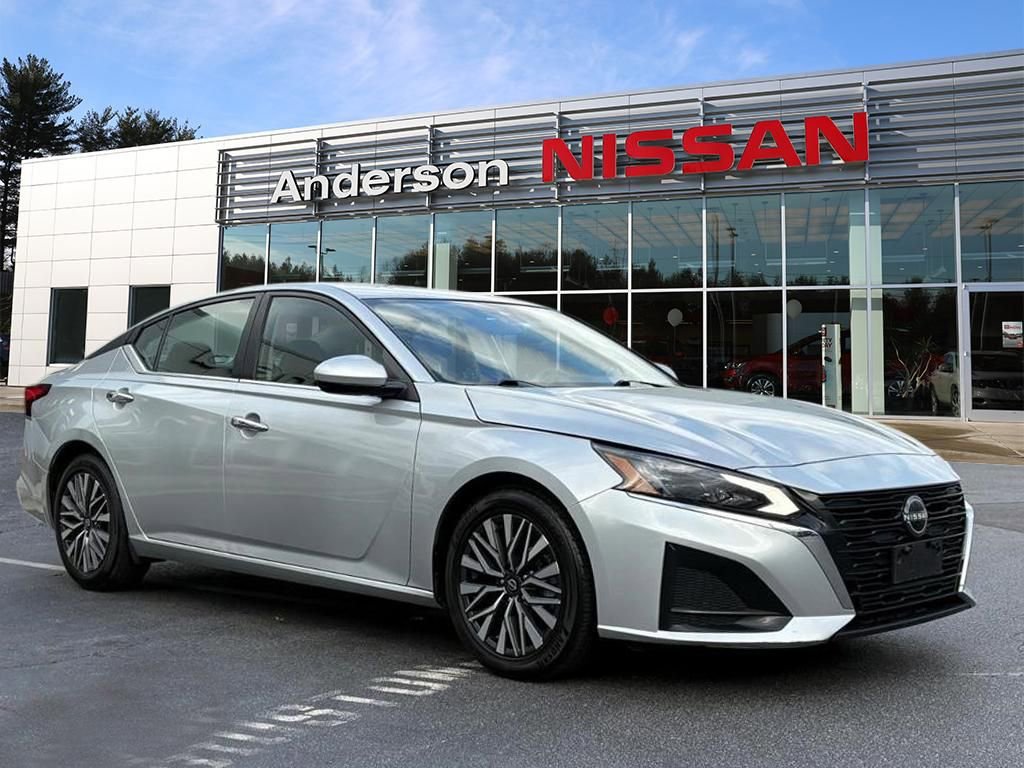 Used 2023 Nissan Altima 2.5 SV image 1