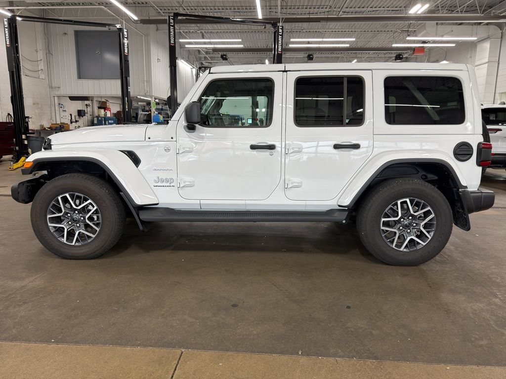 Used 2024 Jeep Wrangler Unlimited Sahara w/ Technology Group AWD/4WD image 3