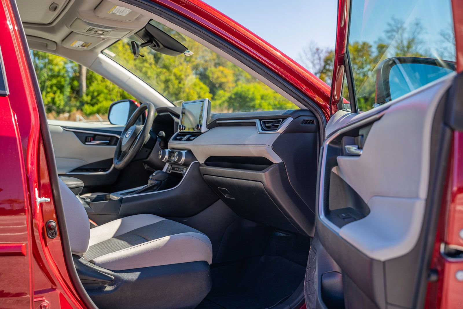 Used 2021 Toyota RAV4 XLE w/ Convenience Package image 11