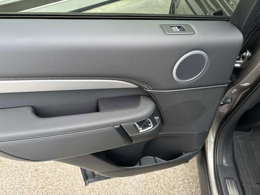 Certified 2025 Land Rover Discovery Dynamic SE image 12