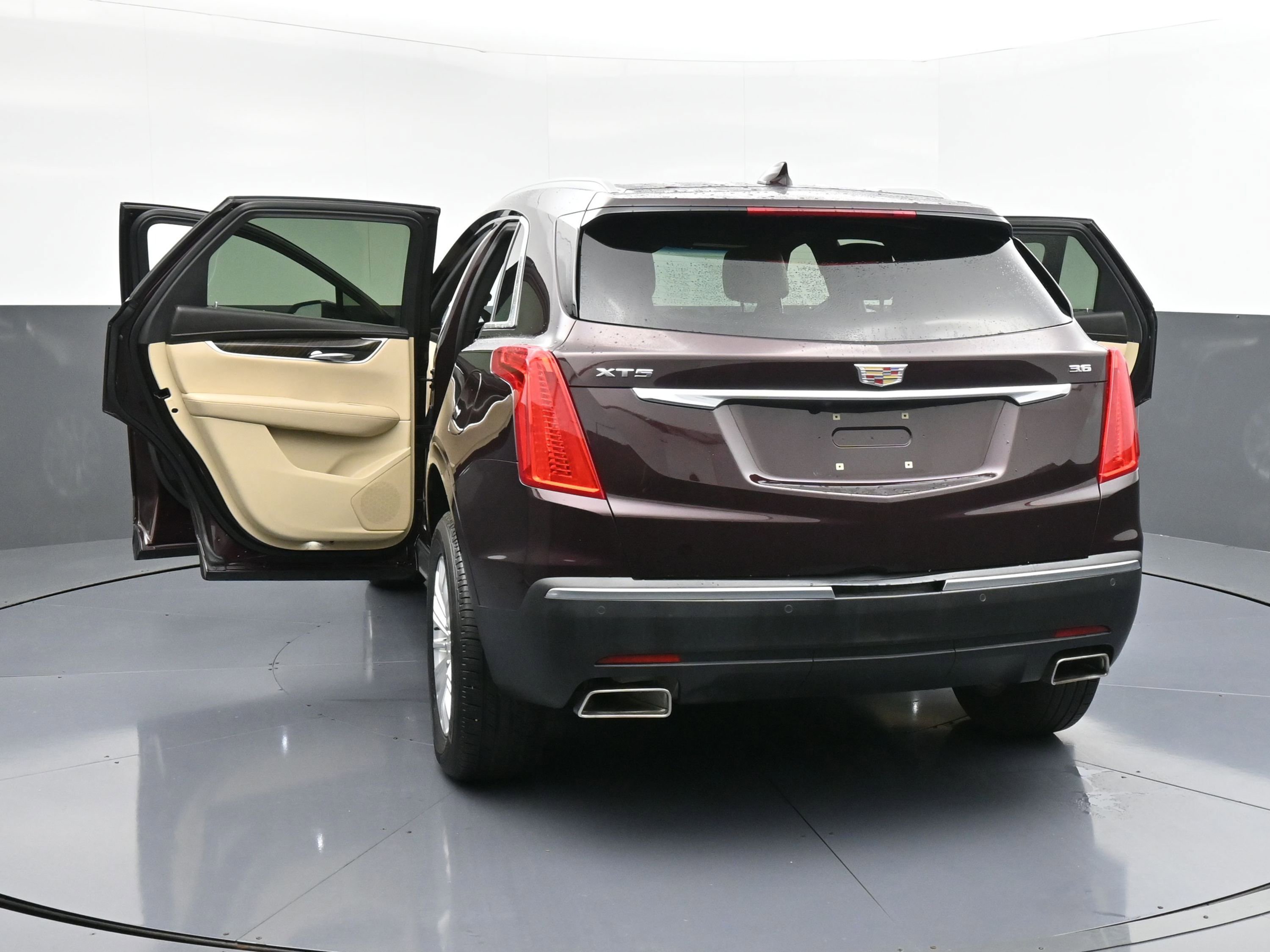 Used 2018 Cadillac XT5 FWD image 40