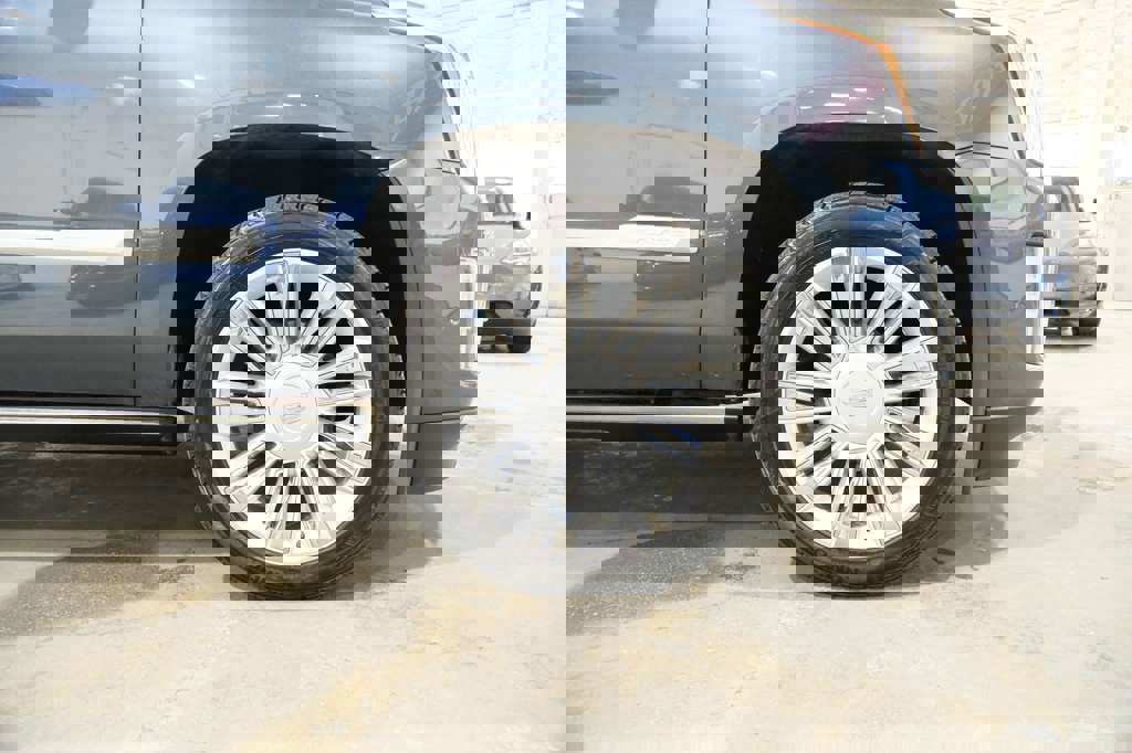 Used 2020 Cadillac Escalade ESV Platinum AWD/4WD image 16