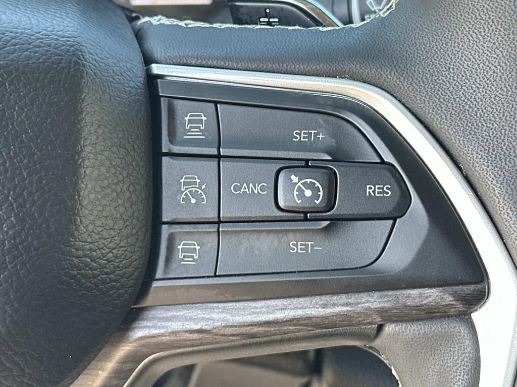 Used 2023 Jeep Grand Cherokee Limited AWD/4WD image 26