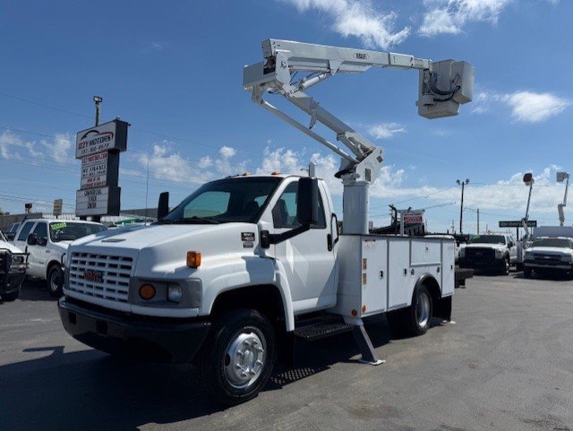 Used 2006 GMC TopKick C4500 2WD Regular Cab image 2