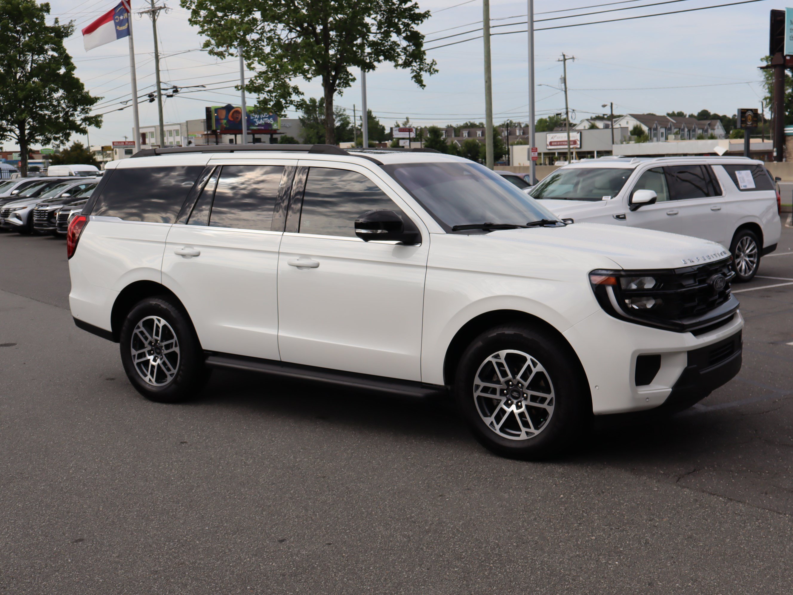Used 2025 Ford Expedition Active RWD image 2