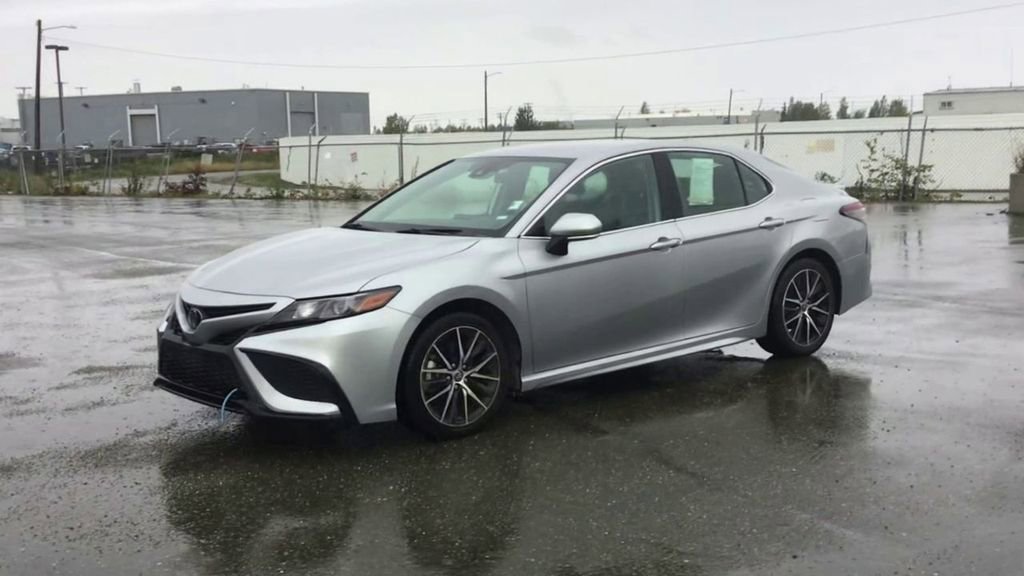 Used 2022 Toyota Camry SE image 4