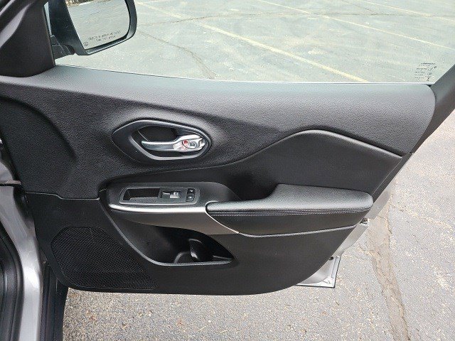 Used 2019 Jeep Cherokee Latitude Plus w/ Cold Weather Group image 15