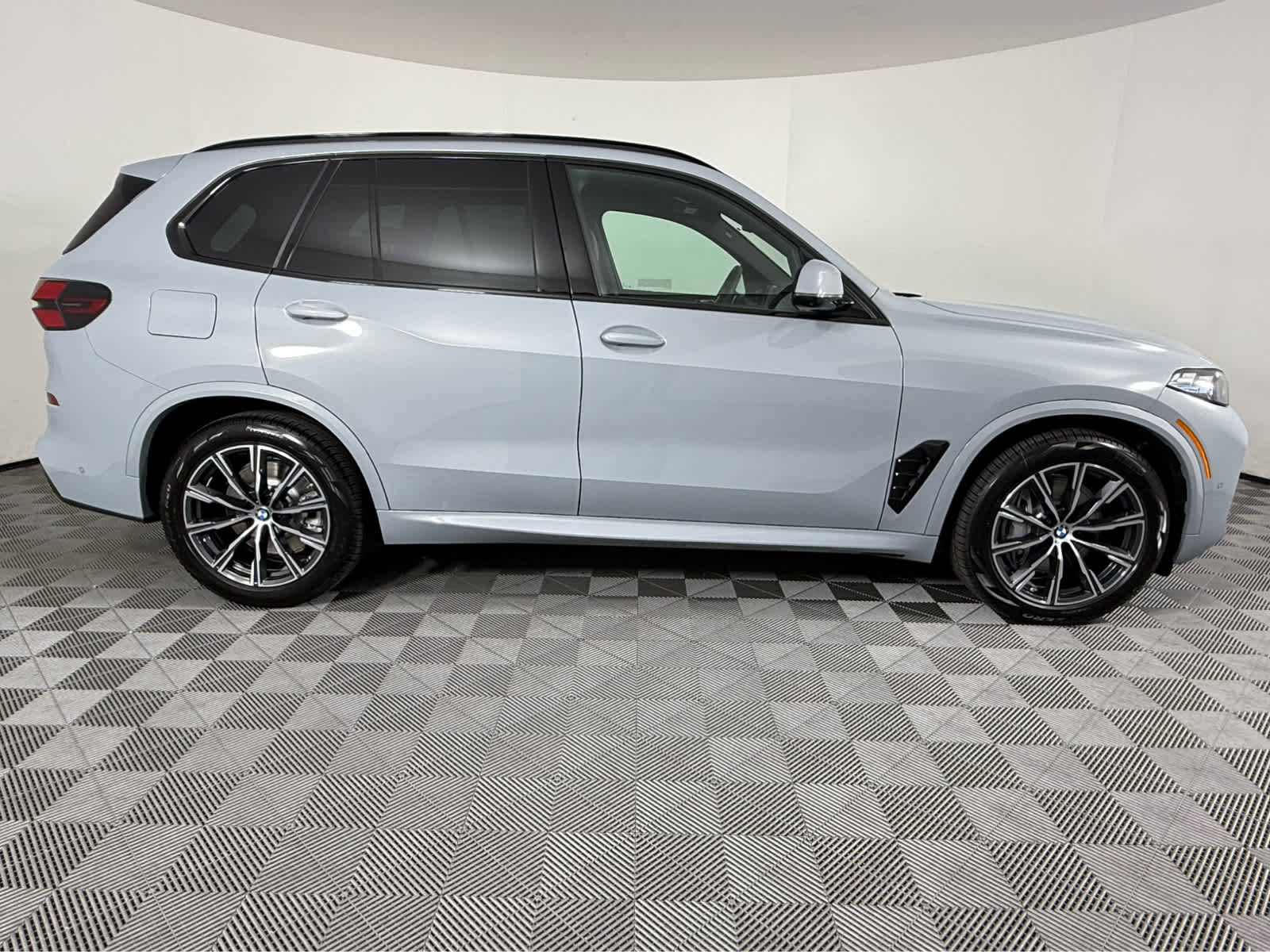 New 2026 BMW X5 xDrive50e w/ M Sport Package image 3