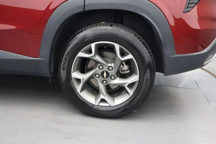 Used 2025 Chevrolet Trax LT FWD image 36