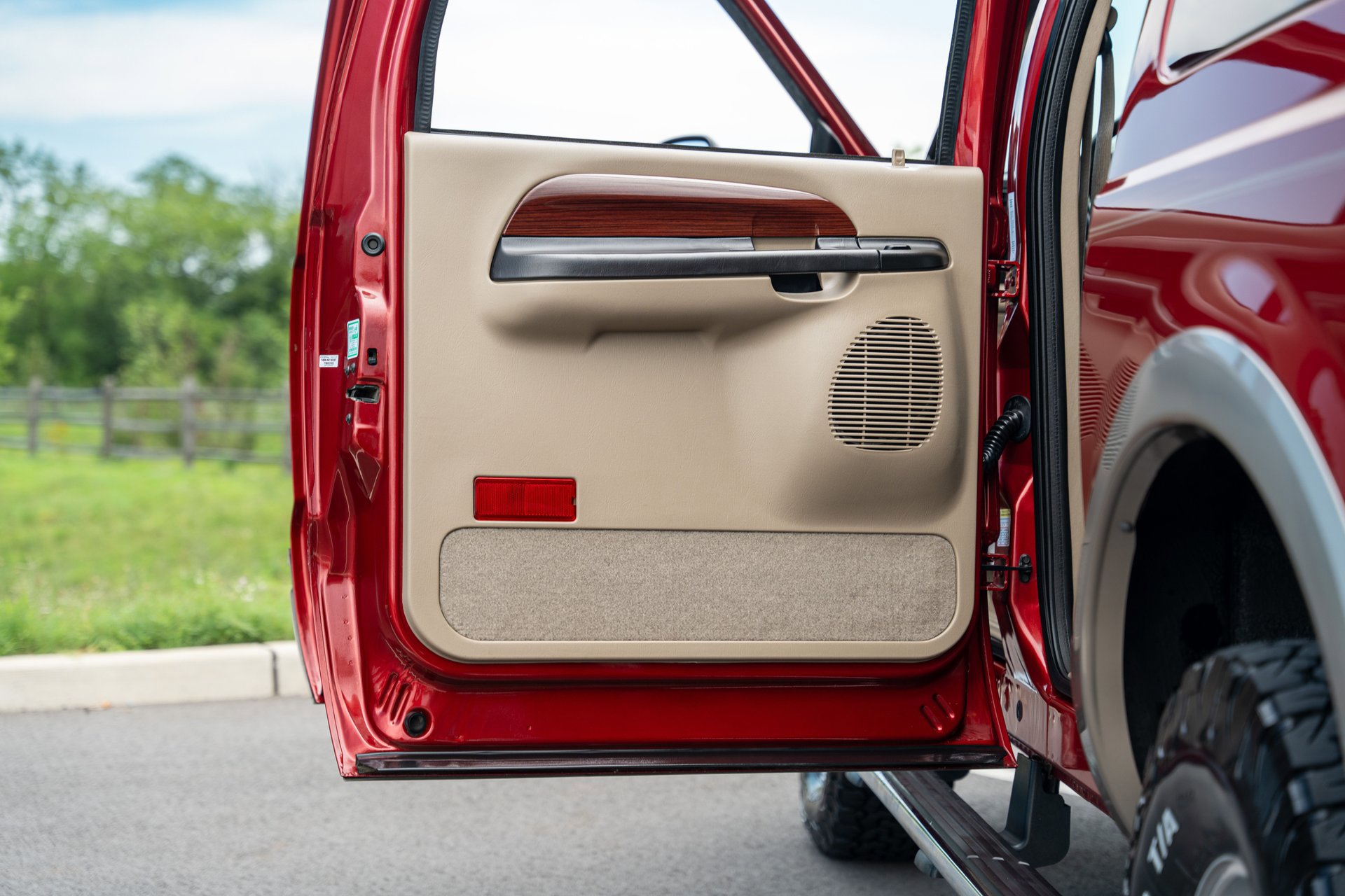 Used 2005 Ford Excursion Eddie Bauer image 32