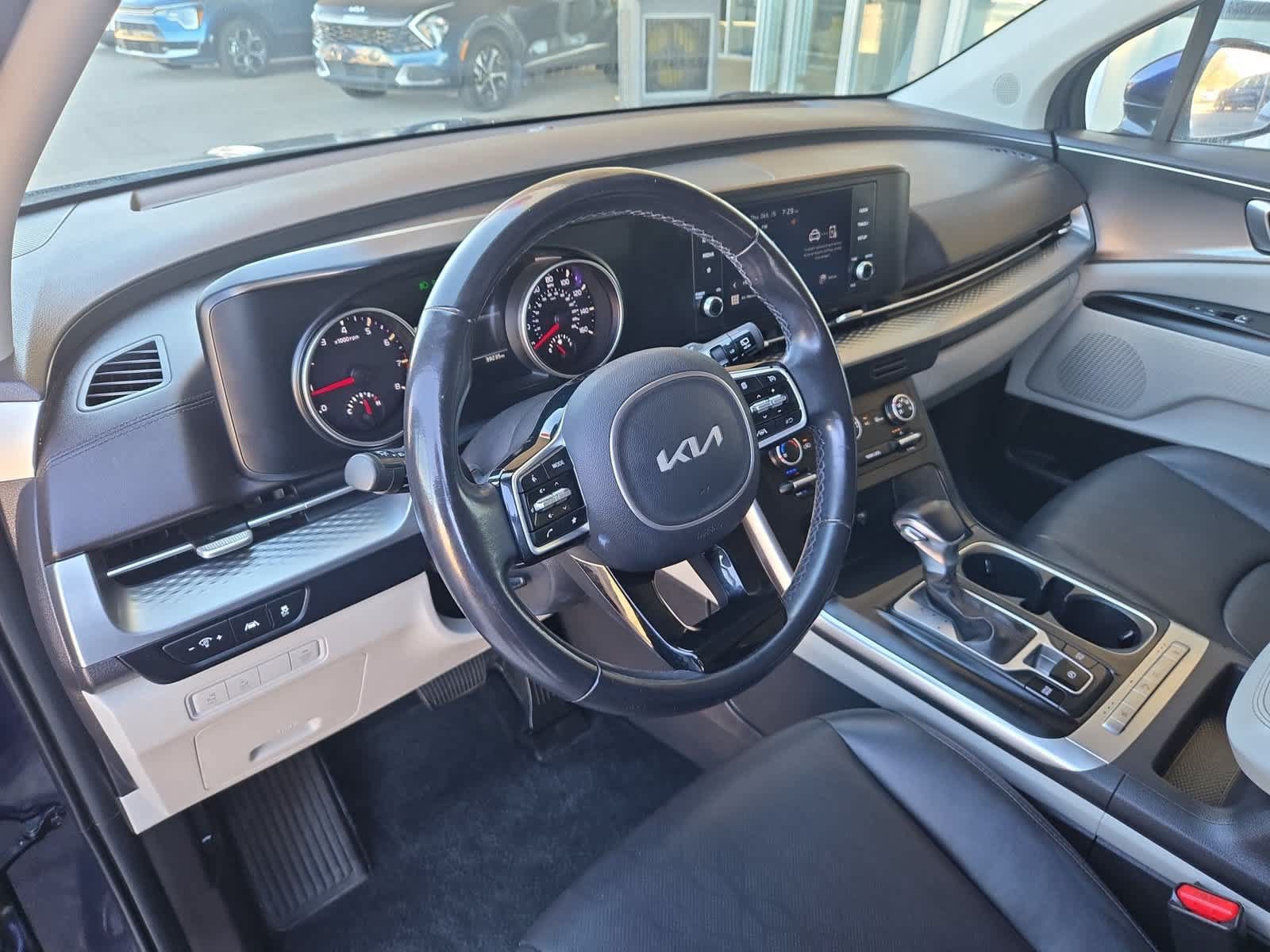 Used 2022 Kia Carnival LX FWD image 10
