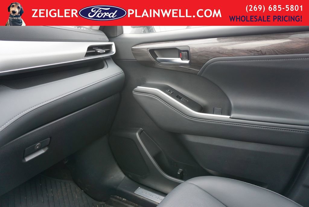 Used 2025 Toyota Highlander Platinum image 38