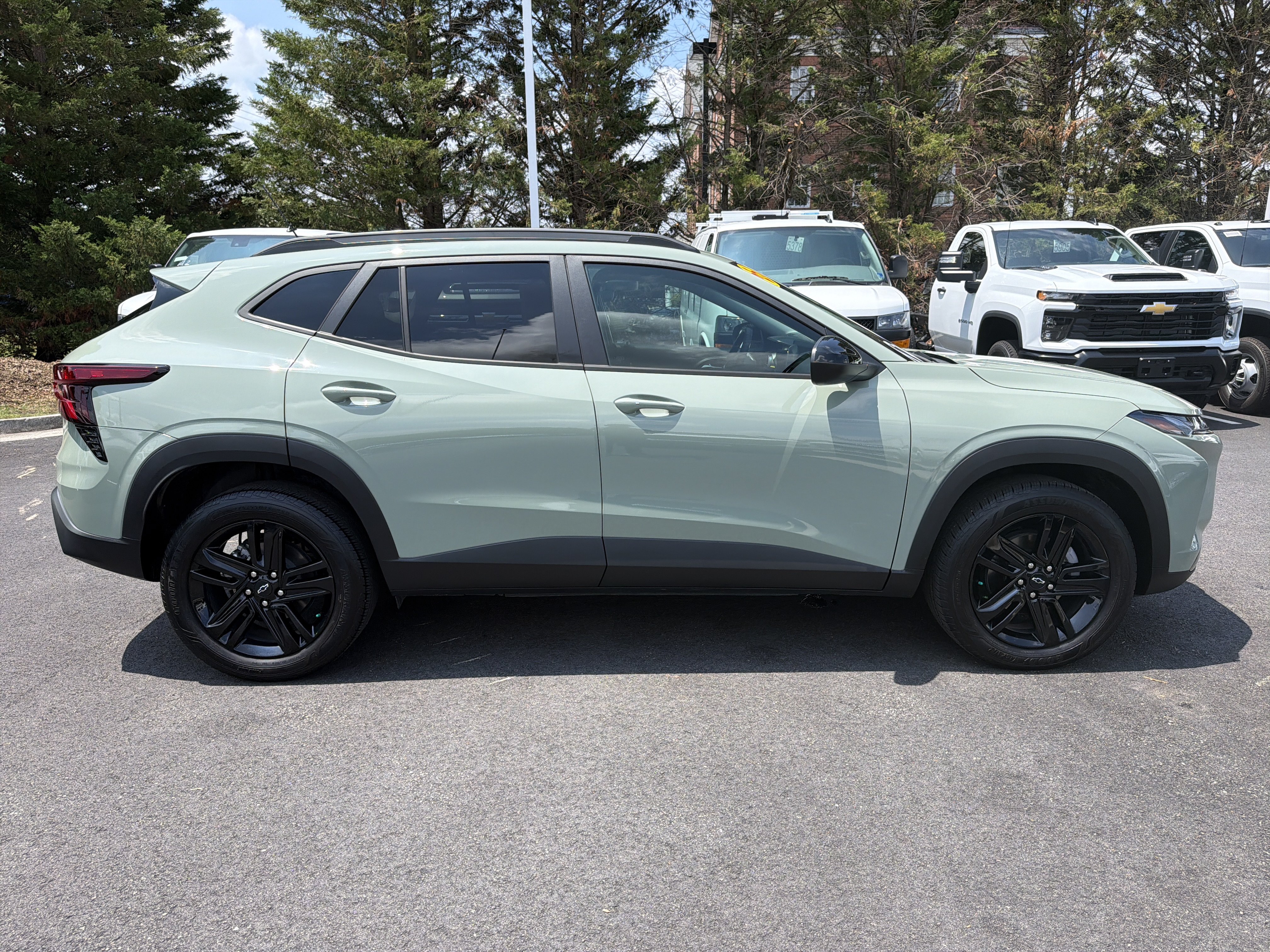 Used 2025 Chevrolet Trax ACTIV w/ Sunroof Package FWD image 11