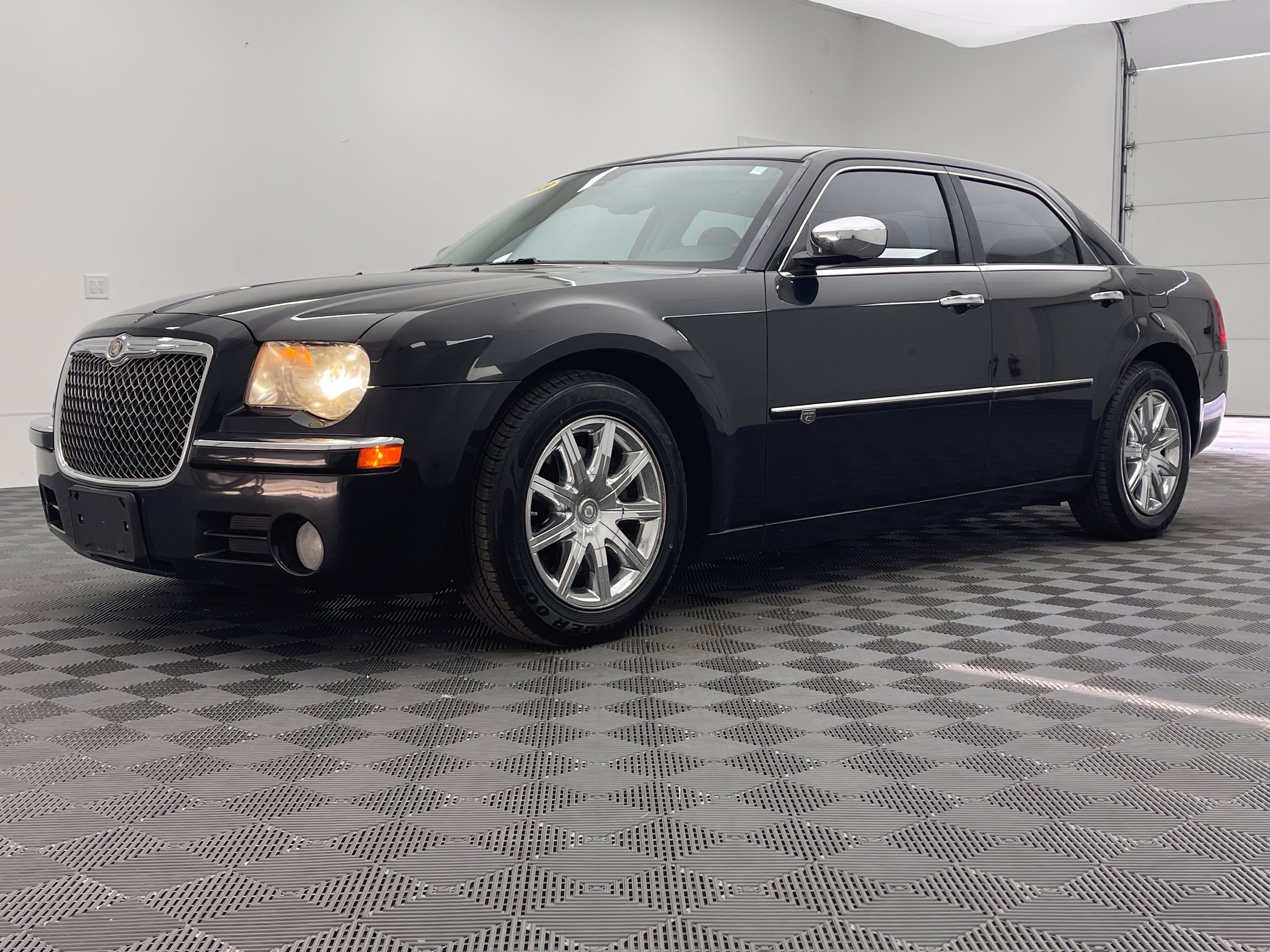Used 2009 Chrysler 300 C w/ Luxury Group II RWD image 2