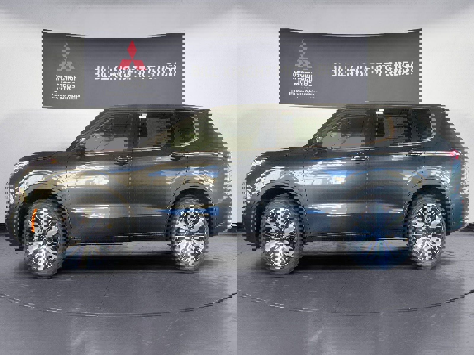 New 2025 Mitsubishi Outlander SE image 2