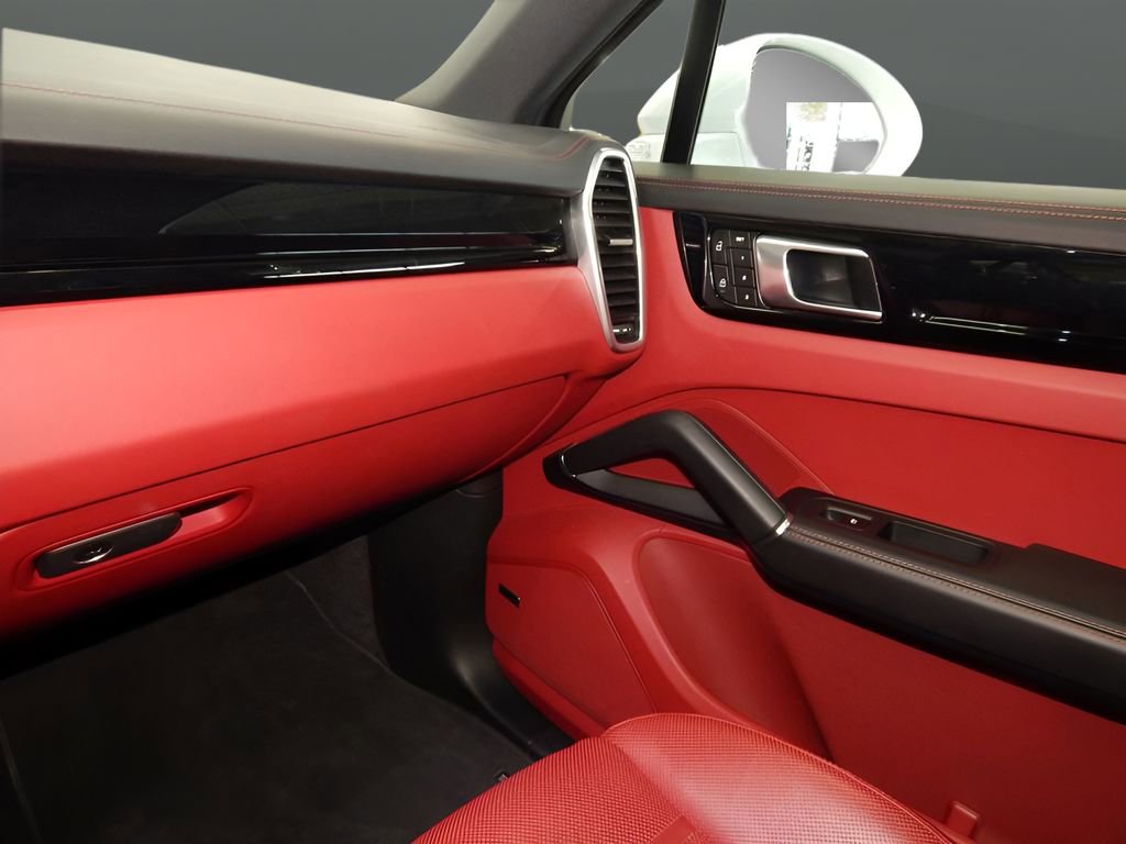 Used 2023 Porsche Cayenne Platinum Edition w/ Towing Package w/o Tow Ball image 19