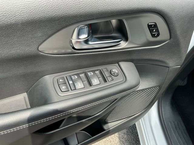 Used 2025 Chrysler Pacifica Select FWD image 13