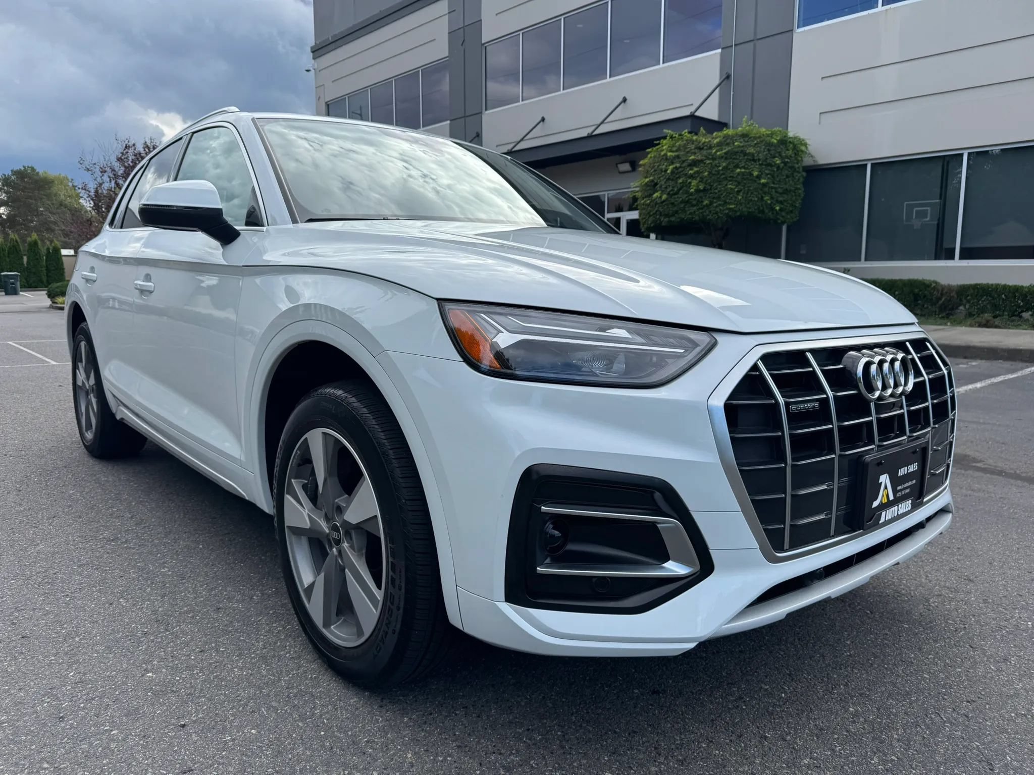 Used 2023 Audi Q5 2.0T Premium Plus w/ Premium Plus Package AWD/4WD image 2