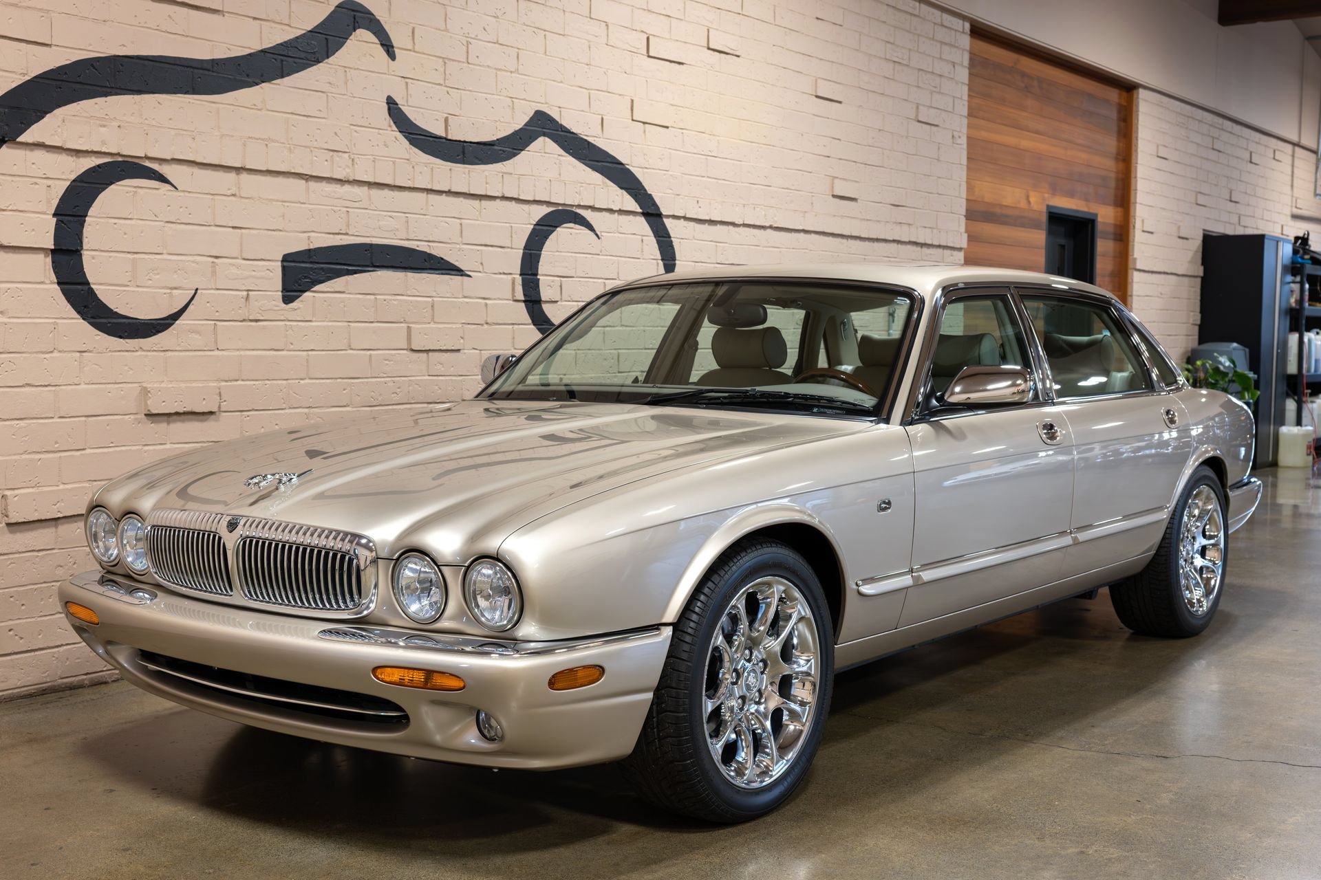 Used 2001 Jaguar XJ Supercharged RWD image 13