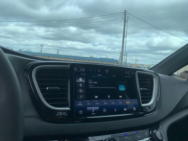 Used 2025 Chrysler Pacifica Select image 20