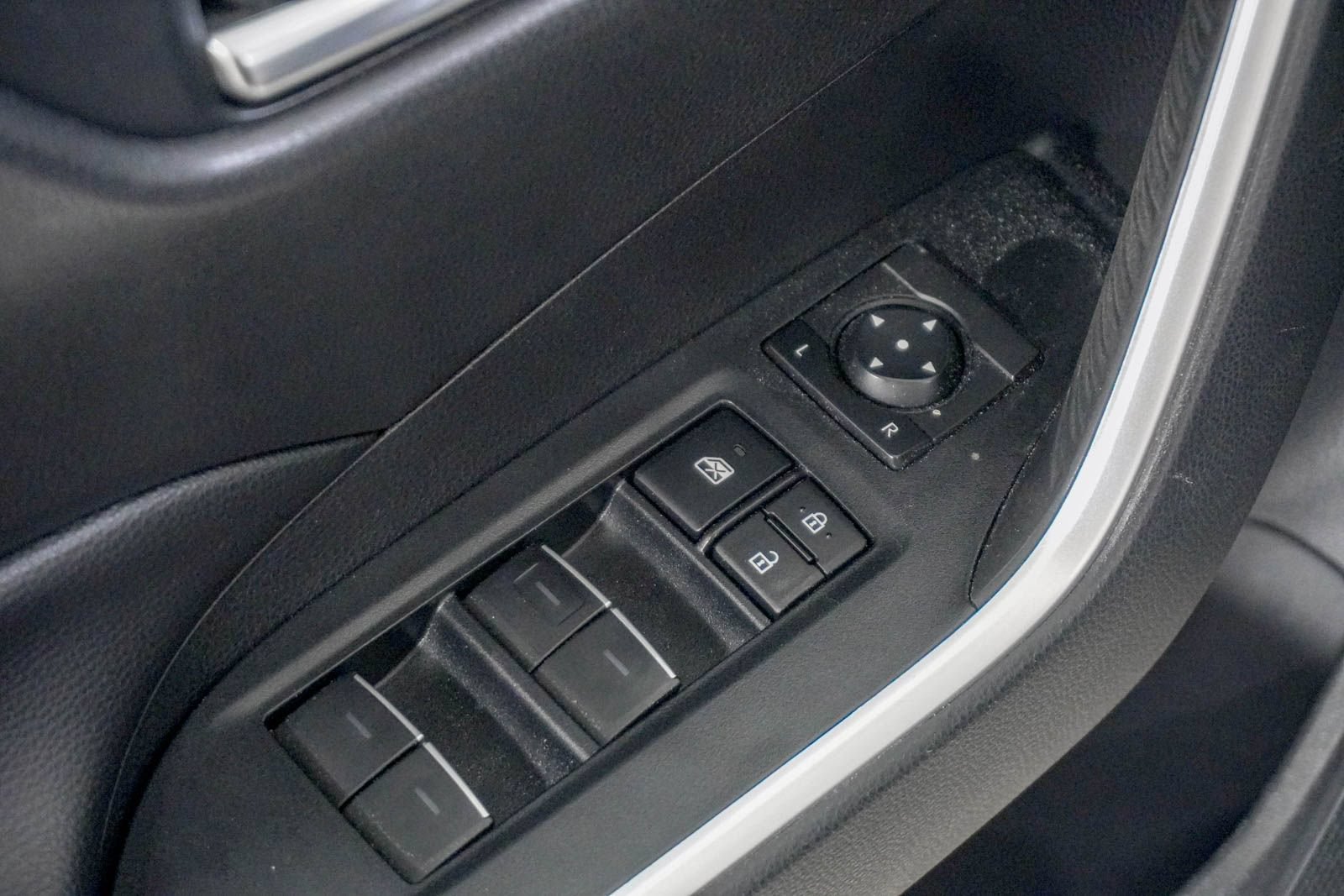 Used 2022 Toyota RAV4 XLE Premium AWD/4WD image 19