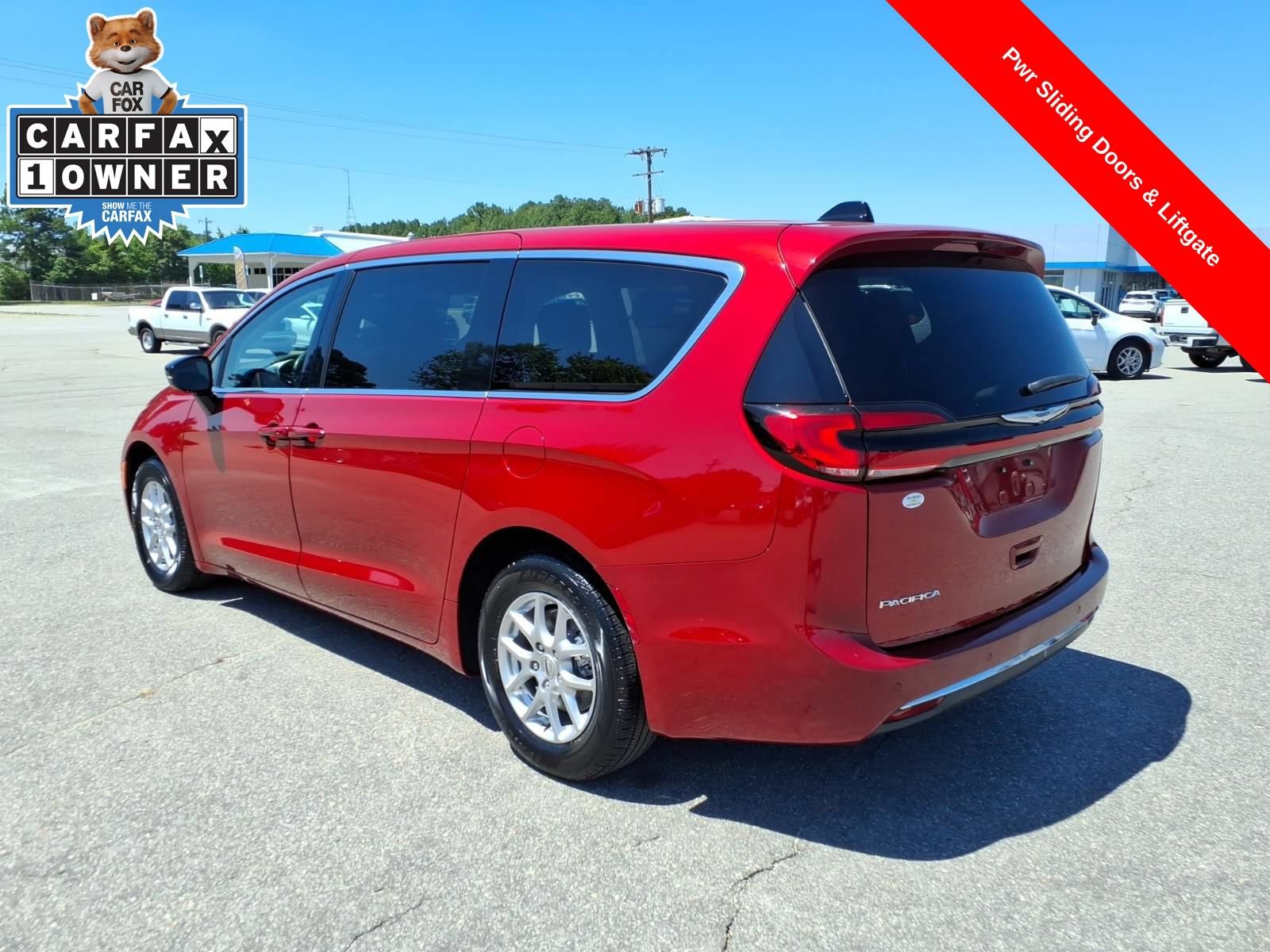 Used 2024 Chrysler Pacifica Touring-L FWD image 3