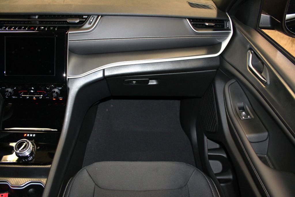 New 2025 Jeep Grand Cherokee Laredo w/ Luxury Tech Group I image 29